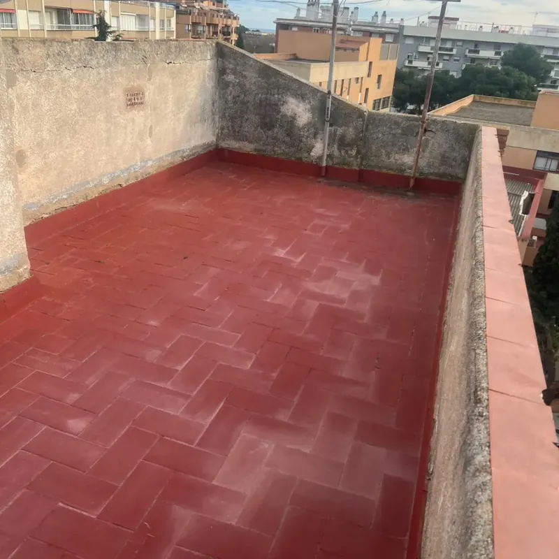 Azotea comunitaria con el pavimento deteriorado antes de impermeabilizar