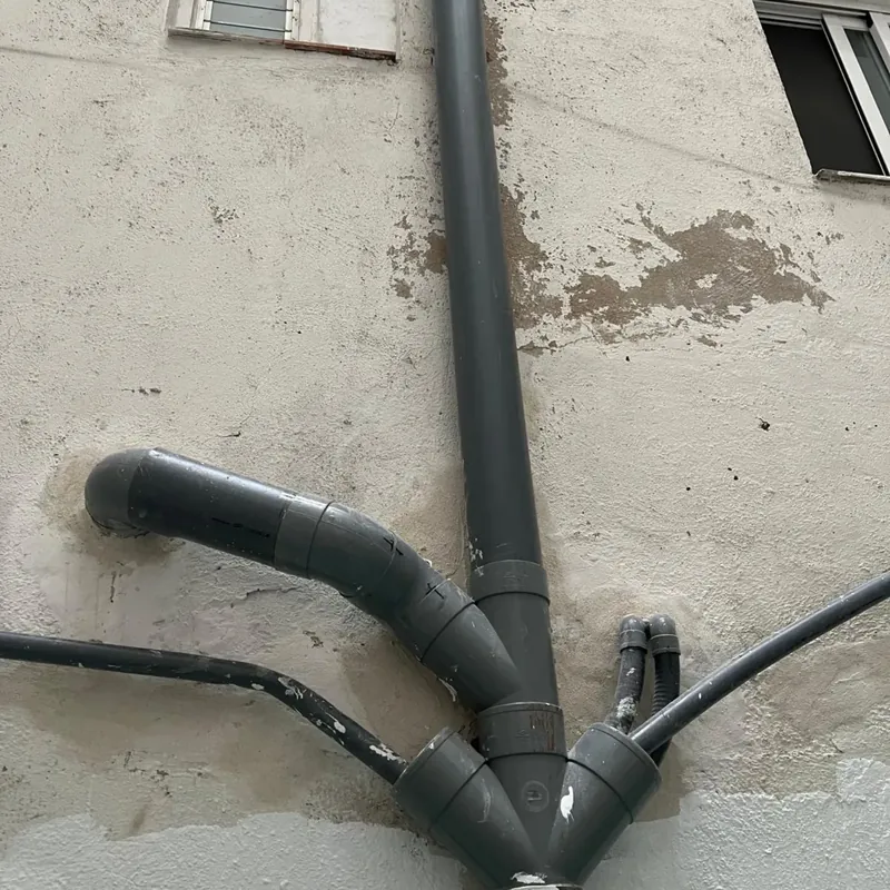 Bajantes nuevos instalados en el patio de un edificio