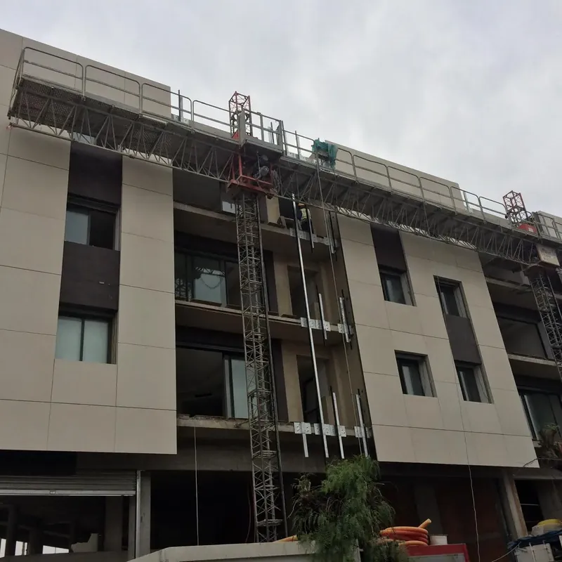 Edificio de varias plantas con la fachada en plena rehabilitación