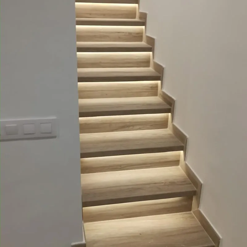 Escalera de comunidad con iluminación LED nueva