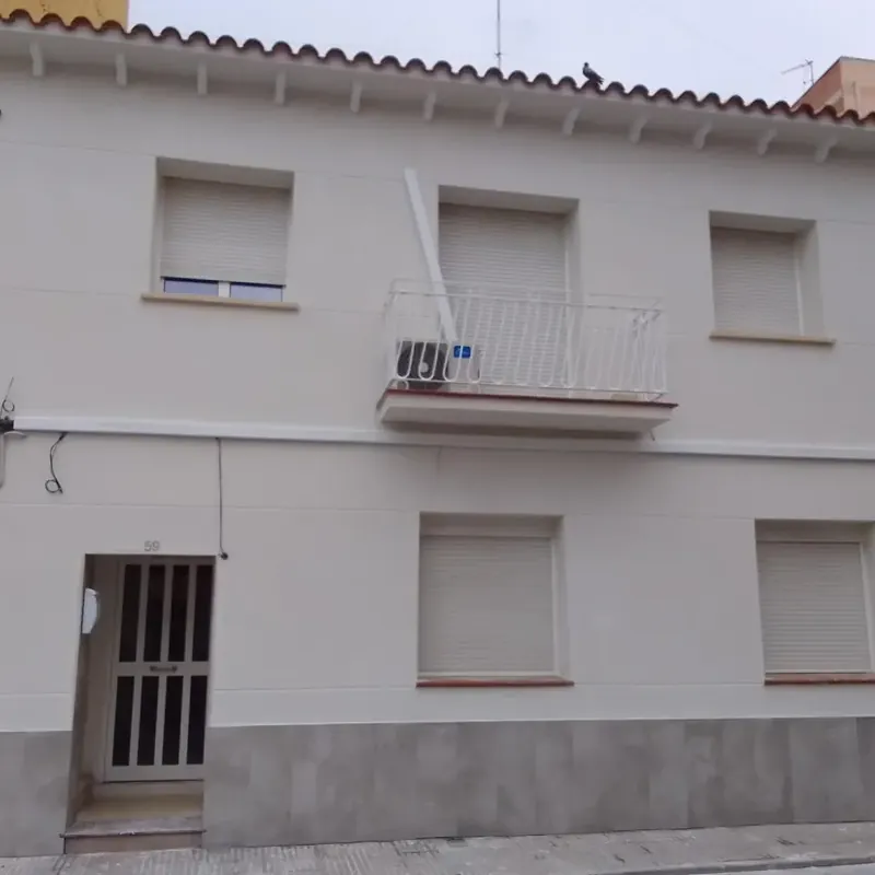 La misma fachada reparada y pintada de arriba abajo