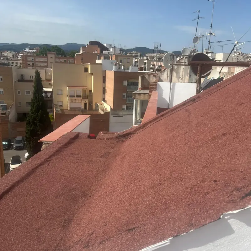 Tejado de edificio con cubierta nueva